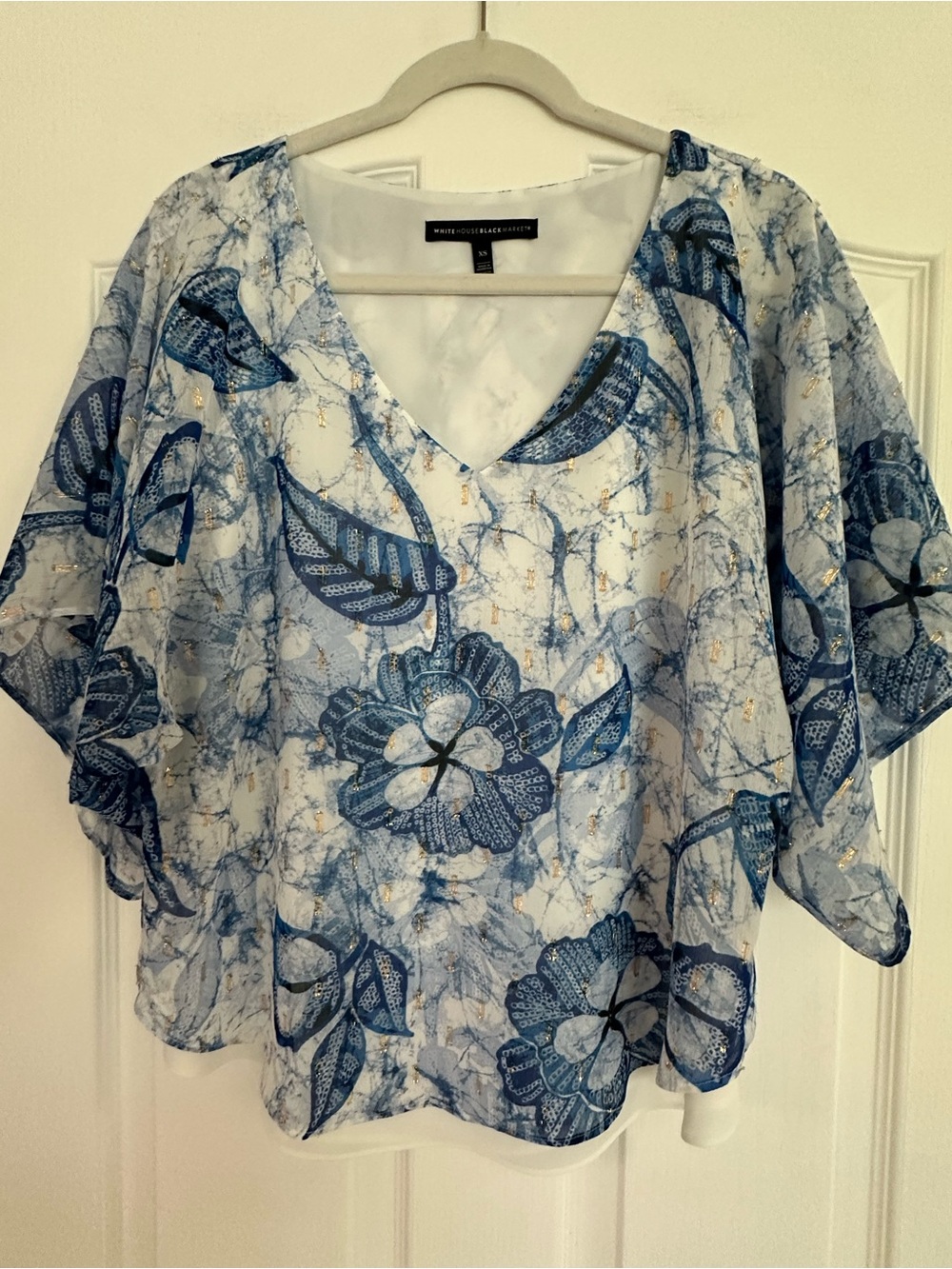 White House Black Market NWOT Blue Floral V-Neck Gold Specks Women's Top